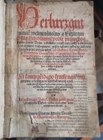 Herbarz: ginak Bylinář/ welmi vžitečný/ a figůrami pieknymi y zřetedlnymi/ podlé praweho a yako ziwého zrostu Bylin ozdobeny/ y také mnohymi a zkussenymi Lékarzswijmi rozhognieny/ gessto takowy nikdá w žiadnem Yazyku prwé wydán nebyl: od Doktora Petra Ondřege Matthiolla Seneského/ Nayjasniegssjho Arcyknižete Ferdynanda ec./ přednjho žiwotnjho Lékaře nayprw w Latinské Ržeči sepsaný/ a giž pro Obecné dobré Obywateluow Králowstwij Cžeského/ na Cžeskau Ržeč/ od Doktoraa Thadeáše Hágka z Hágku/ přeložený/ a wůbec wssechněm wydaný. Při koncy přidano kratke naučenij a zpráwa/ o rozliczném Distyllowánij a pálenij Wod/ s několika Pýckami k takowému pálenij náležitými/ kteréž netoliko Apatékařskuom/ ale y giným kteřijž se w tom kochagij/ dobře se treffiti budau mocy. Gest také trogij Index: Geden podlé gmén Latinskych/ Druhý podlé Cžeskych/ a třetij obzwwlásstnij/ podlé Nemocý a neduhuow sebraný.  - Mattioli, Pierandrea