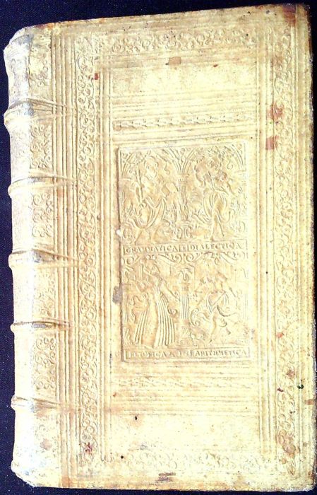 IN HOC VOLUMINE haec continentur. Rhetiricum ad C. Herennium lib. IIII., M. T. Ciceronis de inuentione lib. II., Eisdem de oratore ad Quintum fratrem lib. III., Eiusdem de claris oratoribus, qut dicitur Brutus lin. I., Eiusdem orator ad Brutum lib. I., Eiusdem Topica ad Trebatium lib. I., Eiusdem oratoriae partitiones lib. I., Eiusdem de optimo genere oratorum praefatio quaedam. Post Naugerianam, et Victorianam correctionem emendati a IOAN. Sturmio. ALDINAE PAGINAE IN MARGInibus notate sunt. Index rerum notabilium, quae toto opere continentur, per ordinem alphabeti.