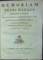 MEMORIAM PETRI MADÁCS MEDICINAE DOCTORIS INCLYTI DISTRICTUS KISHONTENSIS PHYSICI ORD. NE OCCIDAT, CUI AETERNITAS DEBEATUR POSTERITATI TRADERE VOLUIT INTIMUS DEFUNCTI CULTOR JOANNES FEJES. - Fejes, Joannes (Ján Fejéš)