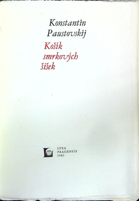 Košík smrkových šišek.